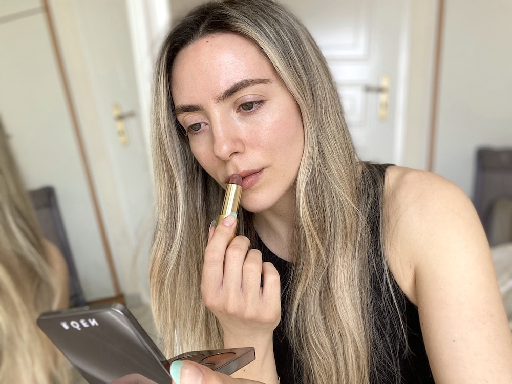 applyinglipstick Applying Fawn lipstick by Lisa Eldridge