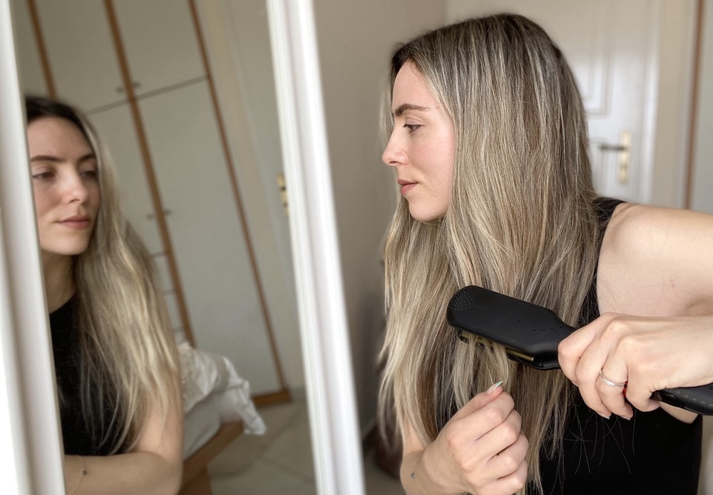 curlinghair Curling long blonde hair with GHD straightener