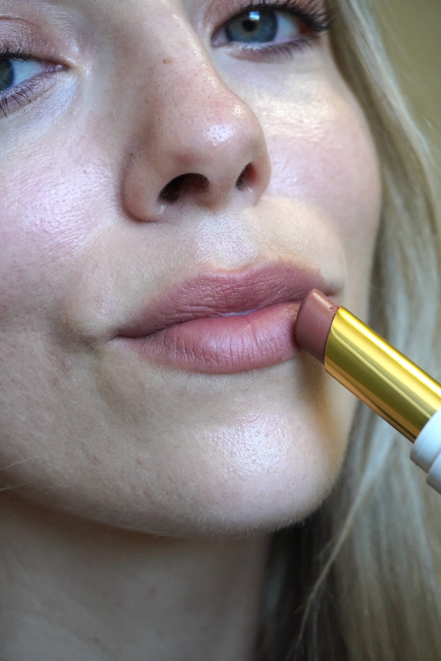 bisou balm calisson lip swatch